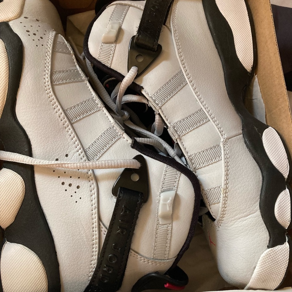 Kids Jordan’s 6 rings size 4 worn a few timers